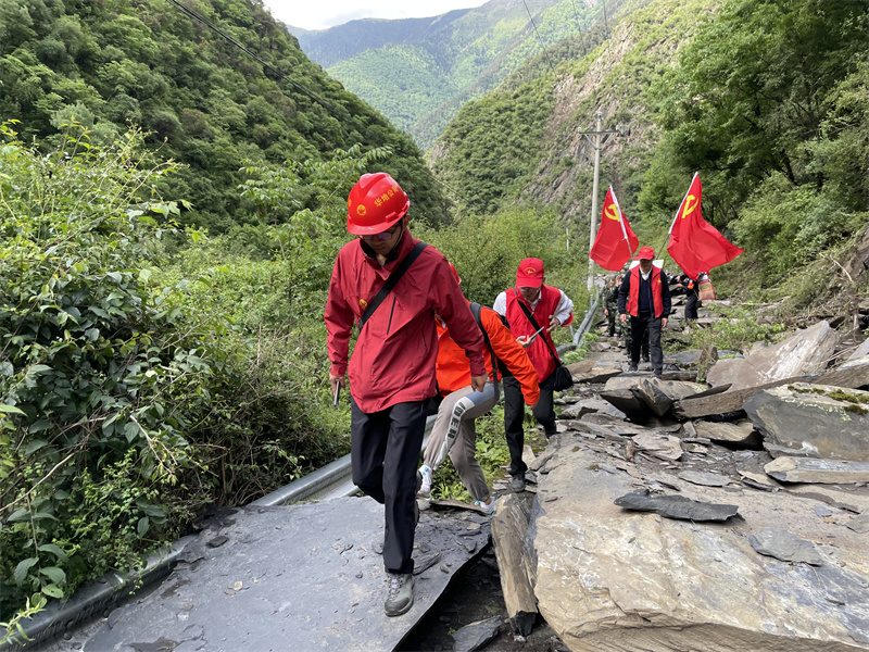 马尔康震后徒步挺进孤岛.jpg